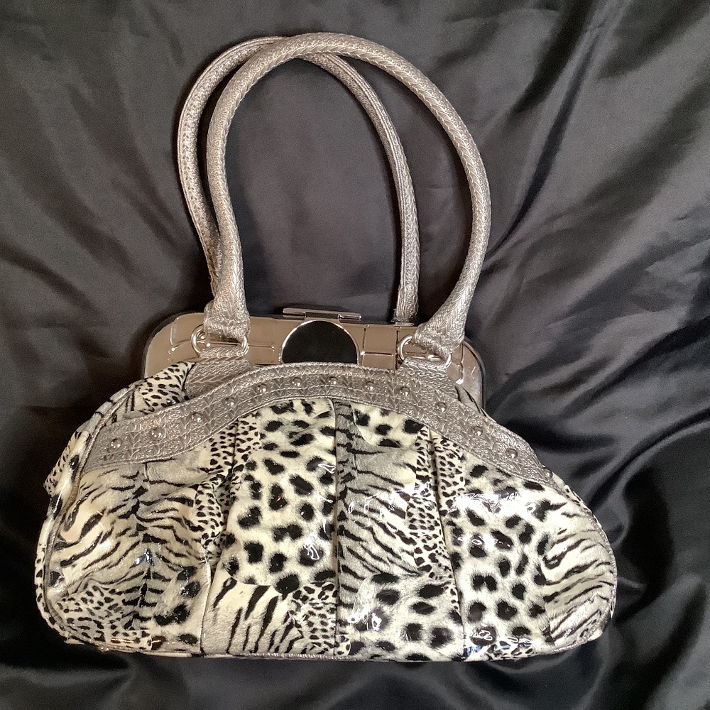 EUC‎ animal leopard cheetah black/white shoulder bag beauty